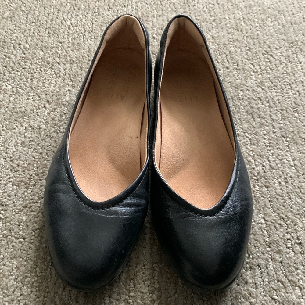Size 8 Naturalizer black flats